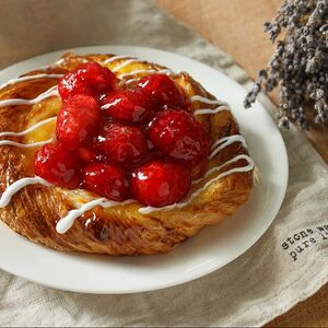 Вензель с ягодой