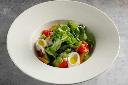 Овощной салат с сырным муссом