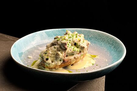 Рваная лосятина, печеный батат, голландский соус, пармезан