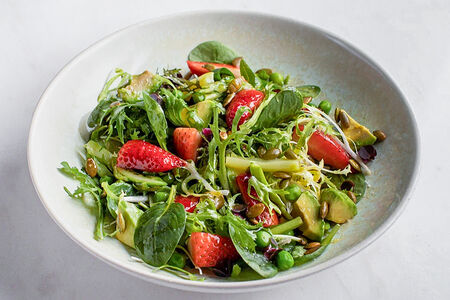 Зелёный салат с клубникой, молодым горошком и зеленой спаржей