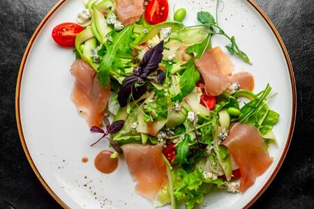 Салат с карпаччо из курицы, авокадо и гранатово-имбирным соусом