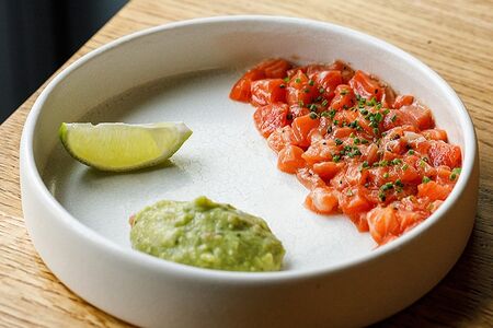 Тартар из лосося с сальсой из авокадо