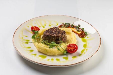 Медальон из телятины с картофельным пюре и сливочным масло 