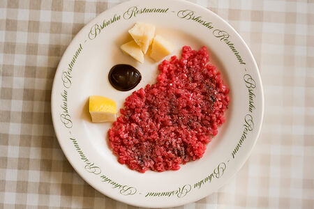 Тартар из говядины с пармезаном и ферментированным чесноком