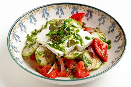 Овощной салат с молодым сыром