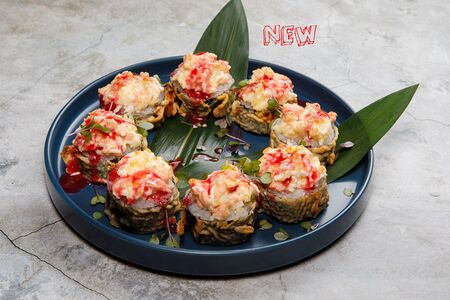 Запеченный ролл Итачи с лососем и малиновым соусом 