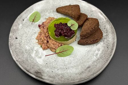 Паштет из утиной печени с брусничным конфитюром