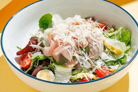 Салат с минским хамоном и песто из крапивы