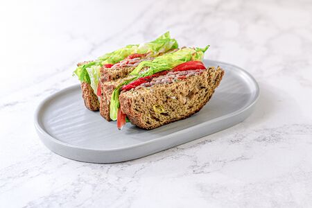 Сэндвич с жареным беконом и печеным перцем