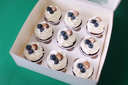 Капкейки с голубикой и шоколадками 