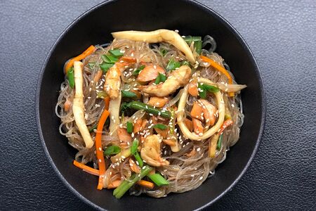 Фунчоза харусаме с морепродуктами в соусе кимчи