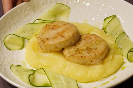 Куриные котлетки с пюре и соусом чеддер