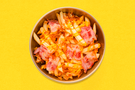 Картофель фри с беконом в сырном соусе