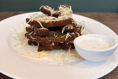 Ржаные гренки с чесноком, сыром и соусом на выбор