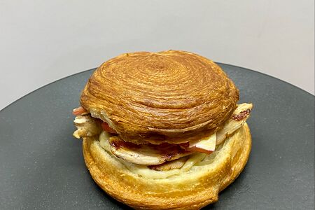 Хрустящий круассан ролл  с обжаренным куриным филе и сочным помидором