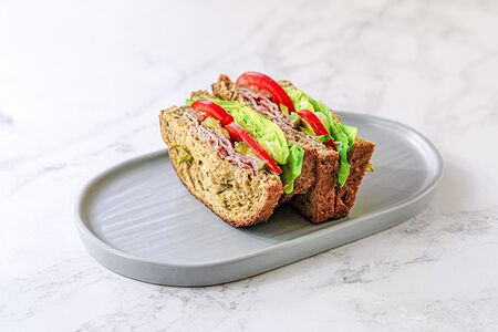 Сэндвич с жареными беконом и солеными огурчиками