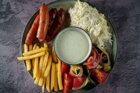 На тарелке с баварскими сосисками