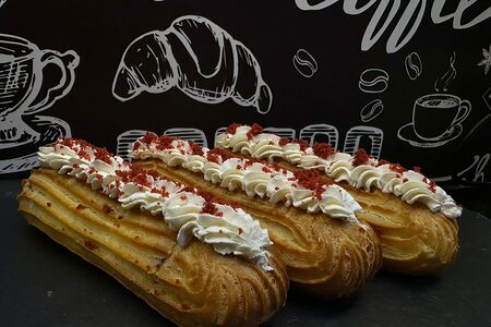 Эклер сливочный с клубничным джемом