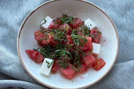 Салат из арбуза с маринованным луком и брынзой