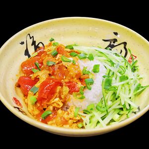 Рис с жареными яйцами и помидорами