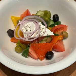 Греческий салат с печеным перцем 