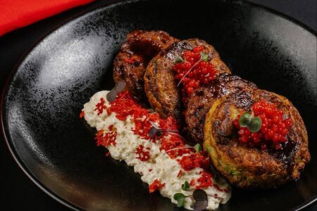 Рубленые утиные котлеты в перечно-имбирном соусе с драниками из кабачка и сырным муссом