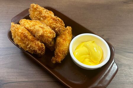 Стрипсы из цыплёнка с соусом на выбор