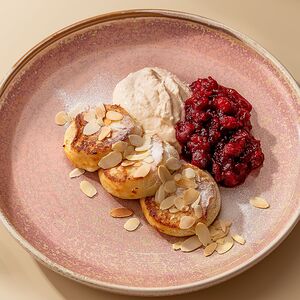 Сырники с кокосовым кремом и вишневым конфи