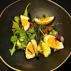 Салат овощной с жаренным яйцом