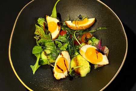 Салат овощной с жаренным яйцом