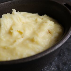 Картофельное пюре с пармезаном и печеным чесноком