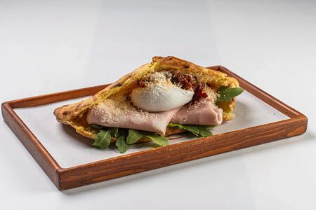 Пита с мортаделлой и яйцом пашот 