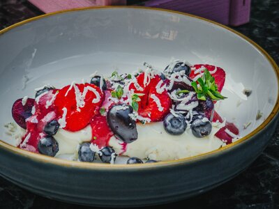 Белый чизкейк с ягодами и крошкой блю чиз