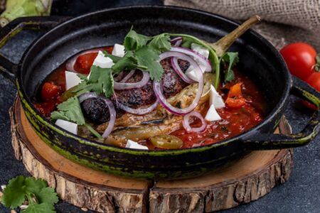 Кебаб из конины с запечённым баклажаном и рагу из овощей	