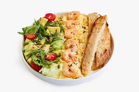 Завтрак с креветками и авокадо