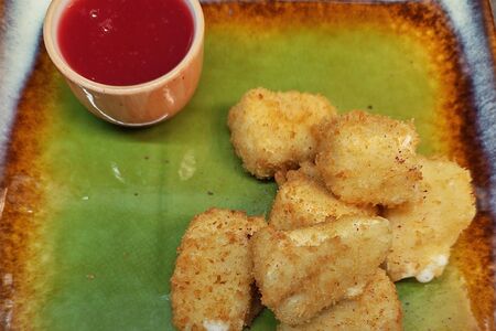 Камамбер с малиновым соусом