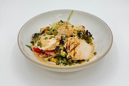 Салат с грудкой гриль, авокадо и киноа