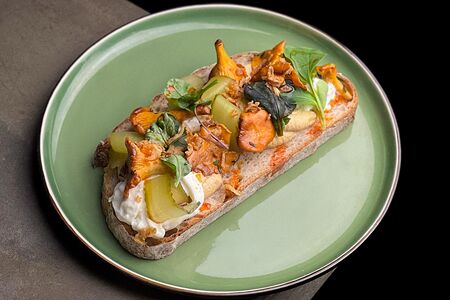 Брускетта с паштетом из лисичек, страчателла, корнишоны и копченое томатное масло