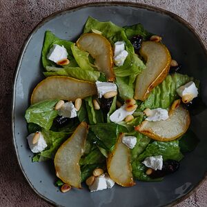 Салат с печеной грушей