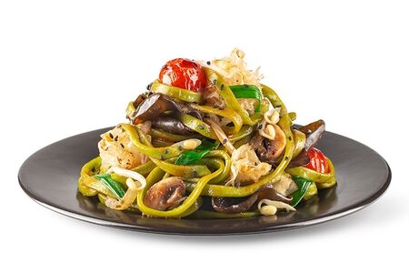 Шпинатная лапша с древесными грибами и шампиньонами