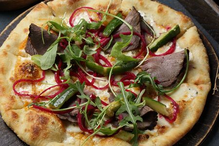 Пицца с ростбифом и битыми огурцами 30 см