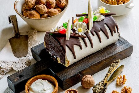 «Сметанный рулет» с грецким орехом и черносливом