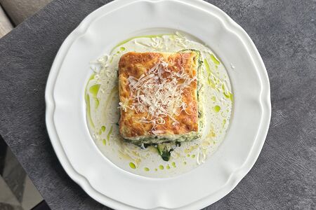 Лазанья со шпинатом, цукини, шампиньонами и сырным соусом 