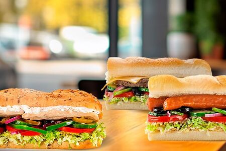 Ланч из трех разных сэндвичей: Альпийский, Биф Клаб Мелт, Куриная грудка крем-чиз