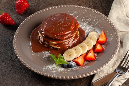 Панкейки с ягодами и шоколадом 