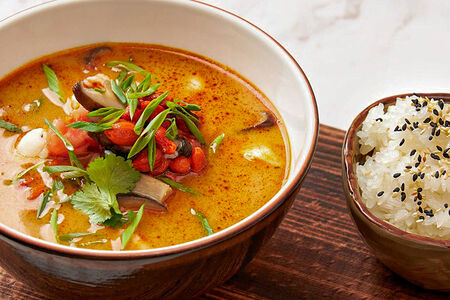 Том ям с креветками и кальмарами