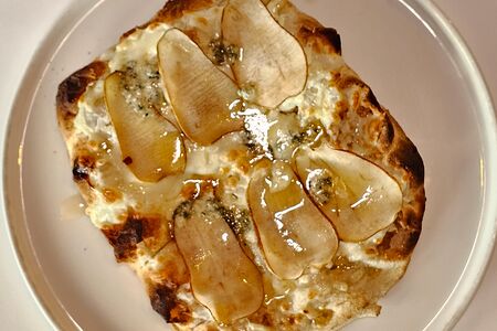 Римская пицца с грушей и сыром 