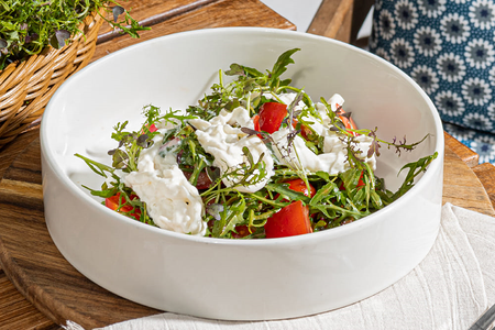 Салат с томатами и страчателлой