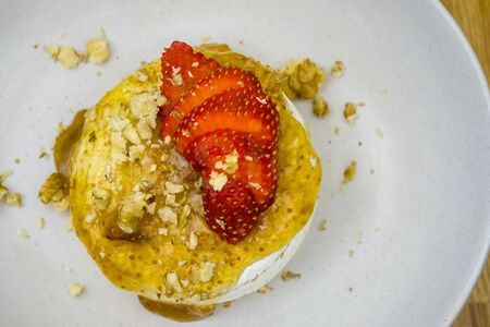 Запеченный камамбер с вареньем из инжира и свежими ягодами