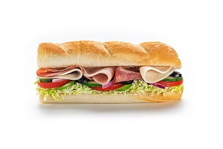 Сэндвич Сабвэй Клаб с тремя видами мяса - ветчина, индейка и ростбиф из говядины